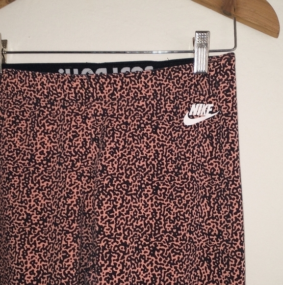 Nike Pink Leopard Print Leggings Size Medium Barbiecore Athleisure Animal Print - Picture 2 of 3